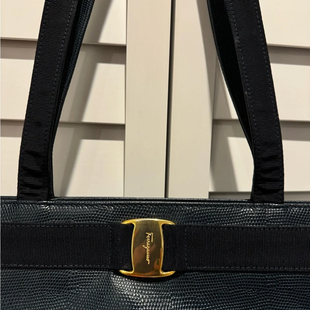 Salvatore Ferragamo Pre owned Vala Vintage Leather Tote Bag in good condition. - Picture 4 of 8